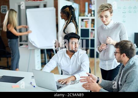 Aktive energische junge Geschäftsleute, die Ideen, wie th Geld verdienen. Ideen über den Verkauf, bying Produkte Stockfoto