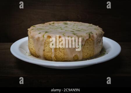 Hausgemachter Zitronenhonig Nieselkuchen auf rustikalem Holztisch Stockfoto