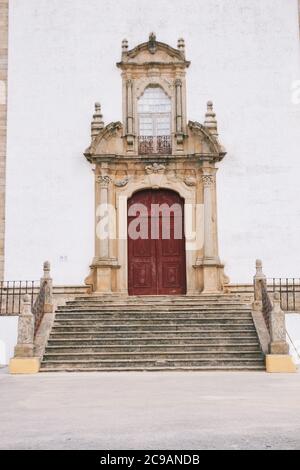 Atemberaubende Aussicht auf Igreja de Santa Maria da Devesa Castelo In Portugal Stockfoto