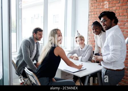 Fröhliche gemischte arce-Mitarbeiter in der Pause. Nahaufnahme Foto.Rest Stockfoto
