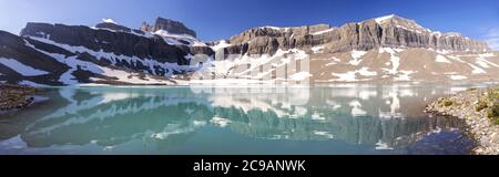 Weite Panoramaaussicht auf die Landschaft des Gletschersees im Hinterland in Brazeau County, die Wildnis der Weißen Ziege und die kanadischen Rocky Mountains Stockfoto