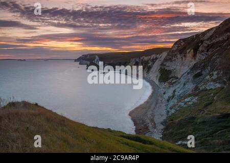 Dungey Head, West Lulworth, Dorset, Großbritannien. Juli 2020. Wetter in Großbritannien. Die Wolken sind von orangefarbenem Glanz bei Sonnenuntergang von Dungy Head bei West Lulworth in Dorset aus betrachtet und blicken nach Westen in Richtung man O'war Bay und Durdle Door. Bild: Graham Hunt/Alamy Live News Stockfoto