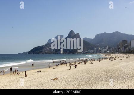 RIO DE JANEIRO, BRASILIEN - 19. Jul 2020: Ipanema-Strand mit dem Berg der zwei Brüder wurde während des COVID-19 Corona-Virus-Ausbruchs in einer sonnigen Mitte wiedereröffnet Stockfoto
