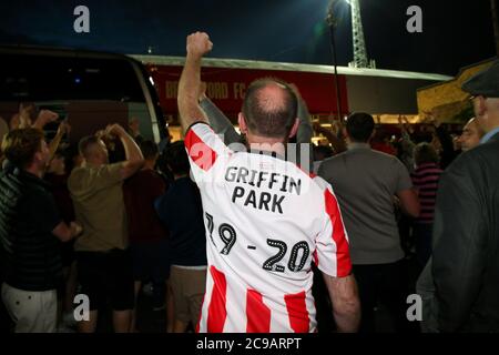 London, 29. Juli 2020 EIN Unterstützer klatscht seine Faust, während er den Sieg feiert, während er ein Griffin Park 19-20 Shirt trägt - Allgemeine Ansicht des Griffin Park, Brentford Football Club, in der letzten Nacht des Fußballs in ihrem historischen Zuhause (seit 1904), bevor sie auf ihren neuen Boden ziehen, Brentford Community Stadium. Andrew Fosker / Alamy Live News Stockfoto