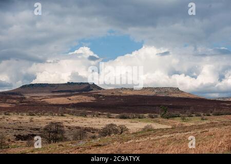 Das eisenzeitliche Hügelfort von Carl Wark oberhalb des Hathersage Moor im Derbyshire Peak District, von Süden aus gesehen an einem bewölkten Frühlingstag Stockfoto