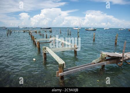 Christiansted, St. Croix, USVI-Oktober 22,2019: Alte Bootsruinen und verschiedene nautische Schiffe im Hafen von St. Croix in der USVI Stockfoto