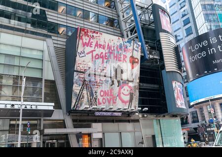 New York, Usa. Juli 2020. Thierry Guetta aka Mr. Brainwash-Kunst auf Werbetafeln im Ernst & Young-Hauptquartier am Times Square. Diese Kunstwerke zeigen die Botschaft der Liebe zur Stadt New York. Der Künstler ist in Frankreich geboren und lebt heute in Los Angeles. (Foto von Lev Radin/Pacific Press) Quelle: Pacific Press Media Production Corp./Alamy Live News Stockfoto