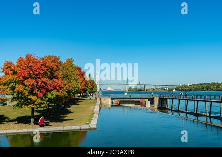 Montreal, CA - 4. Oktober 2016: Montreal Clock Tower und Jacques Cartier Bridge mit Herbstfarben Stockfoto