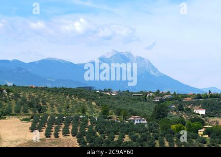Monte Gran Sasso d'Italia in der Region Abruzzen, Italien. Gepflegte Felder im Vordergrund, schöne Aussicht auf die ländliche Landschaft der Abruzzen. Stockfoto