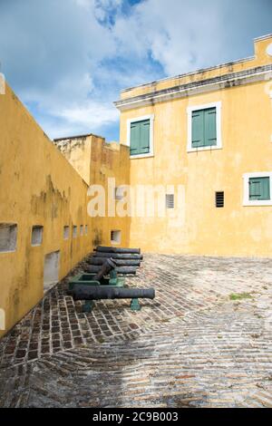 Christiansted, St. Croix, USVI-Oktober 22,2019: Fort Christiansvaern Details mit Reihe von antiken Kanonen in der Innenstadt von St. Croix in der USVI Stockfoto