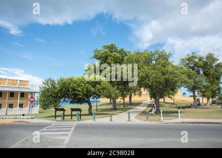 Christiansted, St. Croix, USVI-Oktober 22,2019: Crosswalk zum Dänischen Zollhaus in der Innenstadt von St. Croix in der USVI Stockfoto