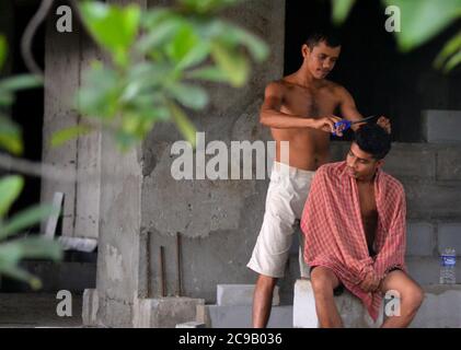 Howrah, Indien. Juli 2020. Arbeiter der Howrah Municipal Corporation schneiden sich gegenseitig die Haare, während der kompletten zweiwöchentlichen Sperre, die von der Regierung von Westbengalen in den Zeiten der tödlichen neuartigen Coronavirus-Pandemie verhängt wurde. (Foto: Anubrata Mondal/Pacific Press) Quelle: Pacific Press Media Production Corp./Alamy Live News Stockfoto