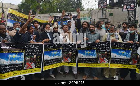 Lahore, Pakistan. Juli 2020. Pakistanische Autofahrer sind während des Monsunregen in Lahore unterwegs. (Foto von Rana Sajid Hussain/Pacific Press) Quelle: Pacific Press Media Production Corp./Alamy Live News Stockfoto