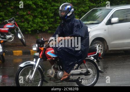 Lahore, Pakistan. Juli 2020. Pakistanische Autofahrer sind während des Monsunregen in Lahore unterwegs. (Foto von Rana Sajid Hussain/Pacific Press) Quelle: Pacific Press Media Production Corp./Alamy Live News Stockfoto