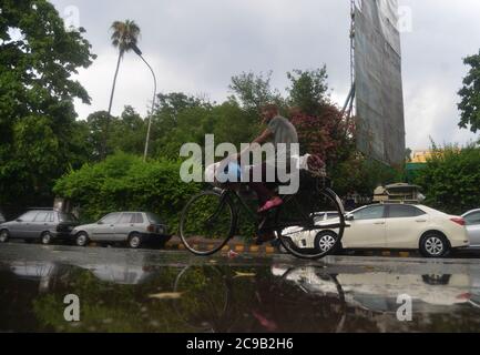 Lahore, Pakistan. Juli 2020. Pakistanische Autofahrer sind während des Monsunregen in Lahore unterwegs. (Foto von Rana Sajid Hussain/Pacific Press) Quelle: Pacific Press Media Production Corp./Alamy Live News Stockfoto