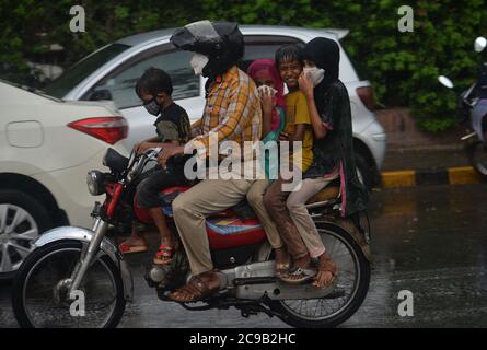 Lahore, Pakistan. Juli 2020. Pakistanische Autofahrer sind während des Monsunregen in Lahore unterwegs. (Foto von Rana Sajid Hussain/Pacific Press) Quelle: Pacific Press Media Production Corp./Alamy Live News Stockfoto