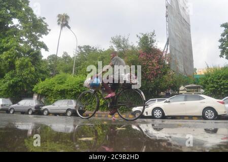 Lahore, Pakistan. Juli 2020. Pakistanische Autofahrer sind während des Monsunregen in Lahore unterwegs. (Foto von Rana Sajid Hussain/Pacific Press) Quelle: Pacific Press Media Production Corp./Alamy Live News Stockfoto