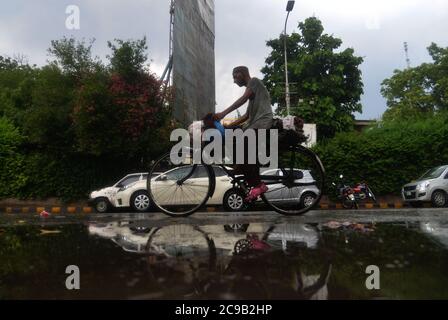Lahore, Pakistan. Juli 2020. Pakistanische Autofahrer sind während des Monsunregen in Lahore unterwegs. (Foto von Rana Sajid Hussain/Pacific Press) Quelle: Pacific Press Media Production Corp./Alamy Live News Stockfoto