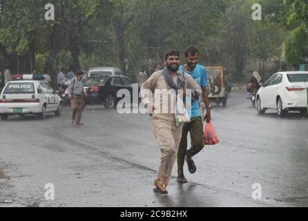 Lahore, Pakistan. Juli 2020. Pakistanische Autofahrer sind während des Monsunregen in Lahore unterwegs. (Foto von Rana Sajid Hussain/Pacific Press) Quelle: Pacific Press Media Production Corp./Alamy Live News Stockfoto