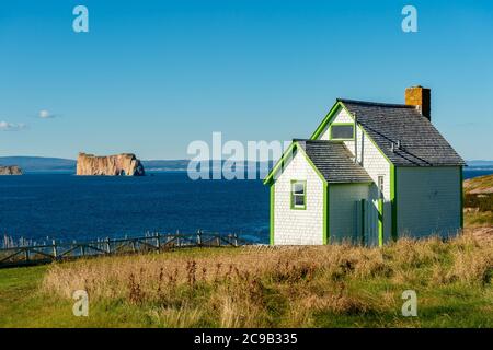 Green House und Rocher Perce Rock in Gaspe Peninsula, Quebec, Gaspesie, Kanada Stockfoto