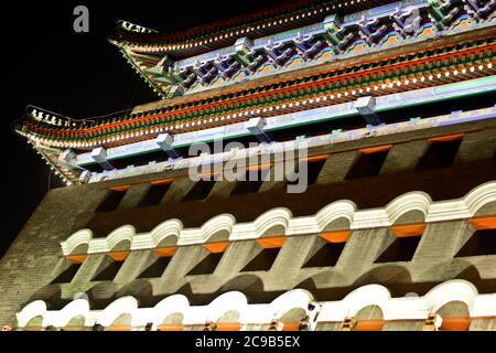 Zhengyangmen Tor (Qianmen) auf dem Platz des Himmlischen Friedens in der Nacht. Peking, China Stockfoto