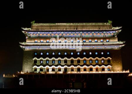 Zhengyangmen Tor (Qianmen) auf dem Platz des Himmlischen Friedens in der Nacht. Peking, China Stockfoto