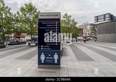 London, Großbritannien. Juli 2020. Ein Blick auf ein Coronavirus-Warnschild an der Kings Cross Station.die Regierung hat es zur Pflicht gemacht, Gesichtsbezüge an allen öffentlichen Verkehrsmitteln und an verschiedenen Orten wie Geschäften, Banken und Postämtern sowie Geschäften, Supermärkten, Indoor-Einkaufszentren und Bahnhöfen in England zu tragen. Kredit: Edward Crawford/SOPA Images/ZUMA Wire/Alamy Live Nachrichten Stockfoto