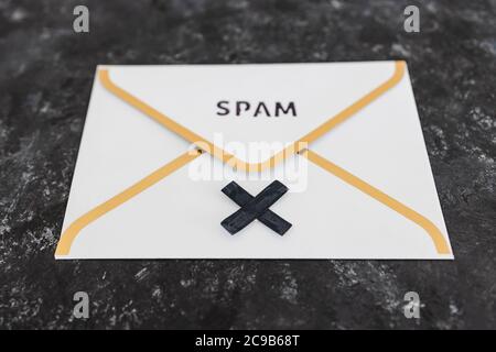 Posteingangsorganisation und Clean-up-Konzept, E-Mail-Umschlag mit Spam-Text darauf Stockfoto