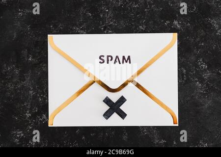 Posteingangsorganisation und Clean-up-Konzept, E-Mail-Umschlag mit Spam-Text darauf Stockfoto