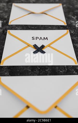 Posteingangsorganisation und Clean-up-Konzept, E-Mail-Umschläge mit und ohne Spam-Text darauf Stockfoto