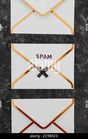Posteingangsorganisation und Clean-up-Konzept, E-Mail-Umschläge mit und ohne Spam-Text darauf Stockfoto