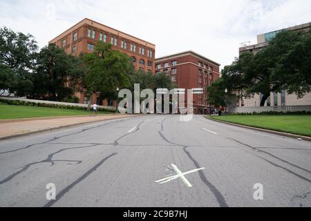 Dallas, TX, USA. Juli 2020. Ein X markiert den Punkt auf Elm Street, wo Präsident John F. Kennedy von Lee Harvey Oswald vom Texas School Book Depository, jetzt bekannt als Dallas County Administration Building, erschossen wurde, ein siebenstöckiges Gebäude gegenüber Dealey Plaza in Dallas, Texas. Quelle: Bryan Smith/ZUMA Wire/Alamy Live News Stockfoto