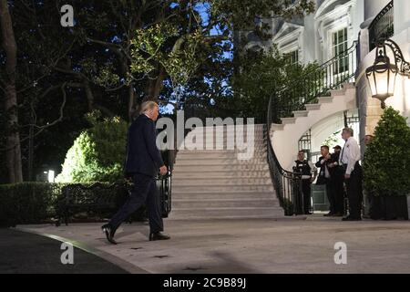 Washington, Usa. Juli 2020. US-Präsident Donald Trump geht am Mittwoch, den 29. Juli 2020, von Marine One ins Weiße Haus in Washington, DC, USA. Präsident Trump reiste nach Texas, um das Double Eagle Energy Oil Rig zu besichtigen. Foto von Sarah Silbiger/UPI Kredit: UPI/Alamy Live Nachrichten Stockfoto