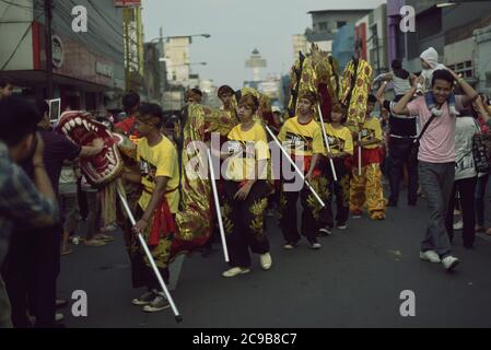 Ein chinesisches Drachentanz-Team pariert während der Bandung Lantern Festival Cultural Parade 2015 (Kirab Budaya Cap Go Meh Bandung 2015) in Bandung City, Indonesien. Stockfoto