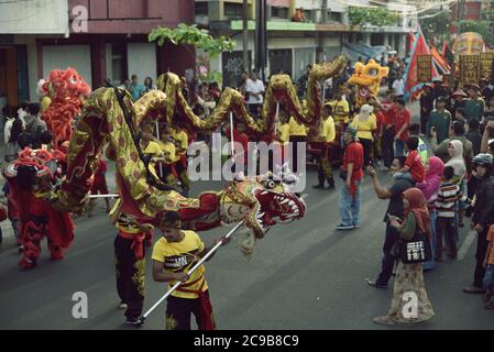 Ein chinesisches Drachentanz-Team pariert während der Bandung Lantern Festival Cultural Parade 2015 (Kirab Budaya Cap Go Meh Bandung 2015) in Bandung City, Indonesien. Stockfoto