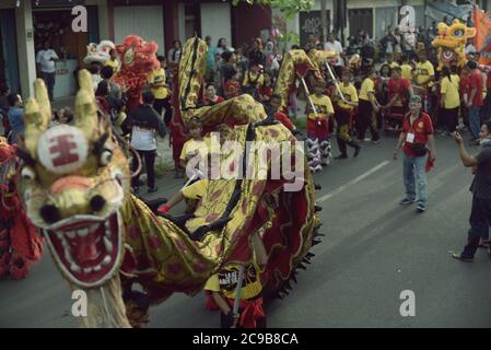 Ein chinesisches Drachentanz-Team pariert während der Bandung Lantern Festival Cultural Parade 2015 (Kirab Budaya Cap Go Meh Bandung 2015) in Bandung City, Indonesien. Stockfoto