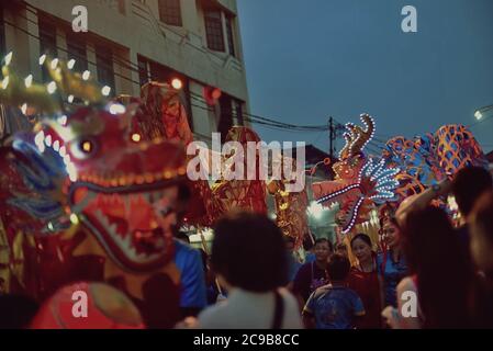 Ein Team von Drachenlaternen pariert während der Bandung Laternenfestival Kulturparade 2015 (Kirab Budaya Cap Go Meh Bandung 2015) in Bandung City, Indonesien. Stockfoto