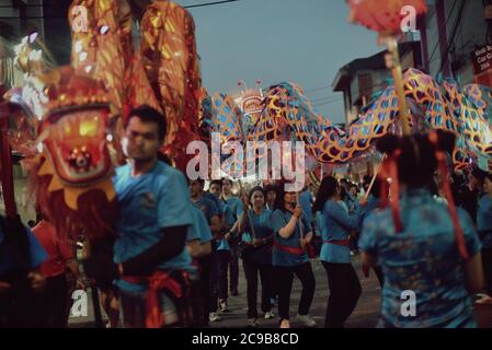 Ein Team von Drachenlaternen pariert während der Bandung Laternenfestival Kulturparade 2015 (Kirab Budaya Cap Go Meh Bandung 2015) in Bandung City, Indonesien. Stockfoto