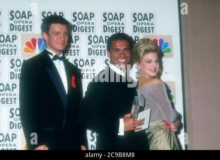 Beverly Hills, California, USA 14. Februar 1996 Schauspieler Nathan Fillion, Schauspieler Mark Consuelos und Schauspielerin Gina Tognoni nehmen am 14. Februar 1996 an den 12. Jährlichen Soap Opera Digest Awards im Beverly Hilton Hotel in Beverly Hills, Kalifornien, USA Teil. Foto von Barry King/Alamy Stockfoto Stockfoto