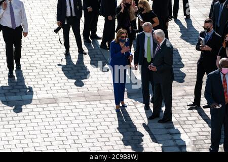 Die Sprecherin des Repräsentantenhauses der Vereinigten Staaten, Nancy Pelosi (Demokrat von Kalifornien), spricht mit dem Minderheitsführer des US-Senats, Chuck Schumer (Demokrat von New York) und dem Mehrheitsführer des US-Repräsentantenhauses, Steny Hoyer (Demokrat von Maryland), nach der Schatulle des US-Abgeordneten John Lewis (Demokrat von Georgia) Wurde am 29. Juli 2020 die Capitol Steps in Washington, DC, heruntergetragen.Quelle: Anna Moneymaker/Pool via CNP Stockfoto