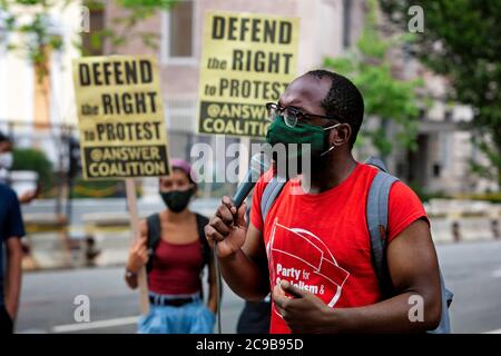 Sean Blackmon von der Partei für Sozialismus und Befreiung spricht vor dem März gegen Trumps Polizeistaat, Washington, DC, USA Stockfoto