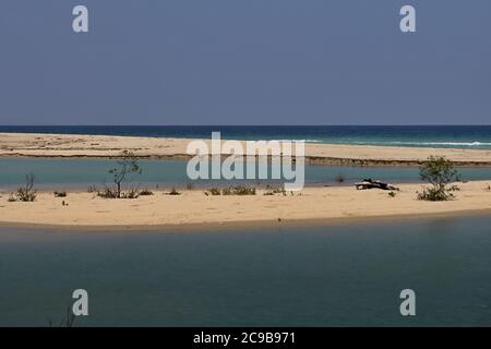 Lagunenartige Umgebung mit tropischem Sandstrand an einer Mündung in Wanokaka, West Sumba, East Nusa Tenggara, Indonesien. Stockfoto