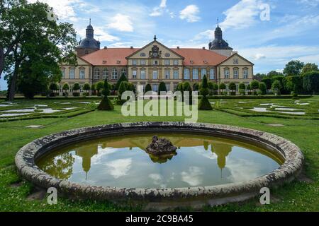 02. Juli 2020, Sachsen-Anhalt, Hundisburg: Das Schloss Hundisburg und der Lustgarten. Die ersten Gebäude der Burg Hundisburg wurden bereits im 12. Jahrhundert erbaut. 1452 erwarb die Familie von Alvensleben die Anlage. Johann Friedrich von Alvensleben ließ die Hundisburg Ende des 17. Jahrhunderts in ein Barockschloss umbauen und den Barockgarten des Braunschweiger Landesarchitekten Hermann Korb errichten. Damals war dies bereits einer der wichtigsten Gärten seiner Zeit in Norddeutschland. Die heutige Architektur des Palastes geht auf den Anfang des Jahres 18 zurück Stockfoto