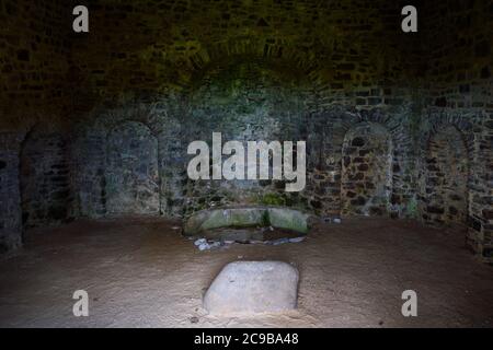 02. Juli 2020, Sachsen-Anhalt, Hundisburg: Blick in die Grotte, die sich im Barockgarten der Burg Hundisburg inmitten der Terrassenmauer befindet. Die Grotte wurde zwischen 1706 und 1712 erbaut und der Stein markiert das Grab von Philipp Carl von Alvensleben. In der mittleren Nische befand sich einst ein Wandbrunnen. Die ersten Gebäude der Burg Hundisburg wurden bereits im 12. Jahrhundert errichtet. 1452 erwarb die Familie von Alvensleben die Anlage. Johann Friedrich von Alvensleben ließ die Hundisburg in ein Barockschloss umbauen und den Barockgarten des Braunschweiger Staates errichten Stockfoto