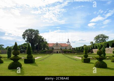 02. Juli 2020, Sachsen-Anhalt, Hundisburg: Das Schloss Hundisburg und der Lustgarten. Die ersten Gebäude der Burg Hundisburg wurden bereits im 12. Jahrhundert erbaut. 1452 erwarb die Familie von Alvensleben die Anlage. Johann Friedrich von Alvensleben ließ die Hundisburg Ende des 17. Jahrhunderts in ein Barockschloss umbauen und den Barockgarten des Braunschweiger Landesarchitekten Hermann Korb errichten. Damals war der Garten bereits einer der wichtigsten Gärten seiner Zeit in Norddeutschland. Die gegenwärtige Architektur des Palastes geht zurück auf den Anfang von Stockfoto