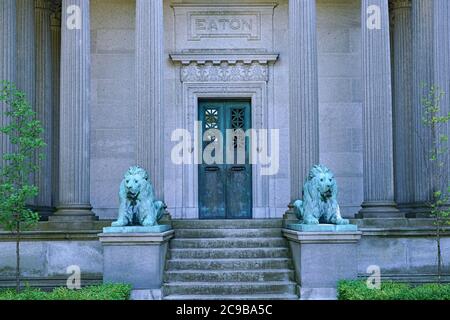 Toronto, Kanada - 24. Juli 2020: Der Mount Pleasant Cemetery ist eine riesige Parkanlage im Zentrum von Toronto mit Grabdenkmälern von historischem Interesse. Stockfoto