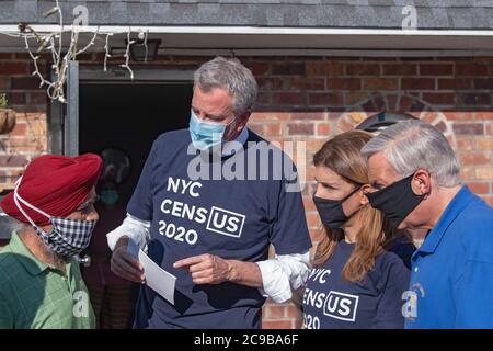 NEW YORK, NY – 29. JULI 2020: Bürgermeister Bill de Blasio klopft an die Tür, um die New Yorker zu ermutigen, die Volkszählung in South Richmond Hill, Queens, abzuschließen. Stockfoto