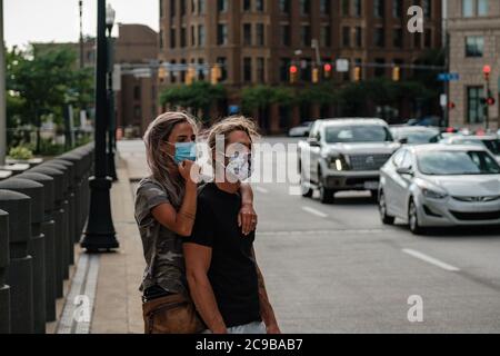 Cleveland, Ohio, USA. Juli 2020. Demonstranten werden bei einem weiteren Anti-Geheimpolizei-Protest am Mittwoch, den 29. Juli 2020 in Cleveland, Ohio, vor dem Carl B. Stokes Bundesgericht umarmt gesehen. Laut lokalen Medienberichten wurden 25 Bundesbeamte und -Agenten auf Anordnung von Präsident Donald Trump im Rahmen seiner "Operation Legend"-Bundeskriminalstiftung in die Stadt abgedipatcht. Quelle: Andrew Dolph/ZUMA Wire/Alamy Live News Stockfoto