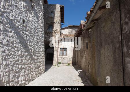 Abruzzen, Italien - August 12 2018: Blick auf eine Straße im italienischen Dorf Santo Stefano di Sessanio am 12 2018. August Abruzzen, Italien. Stockfoto