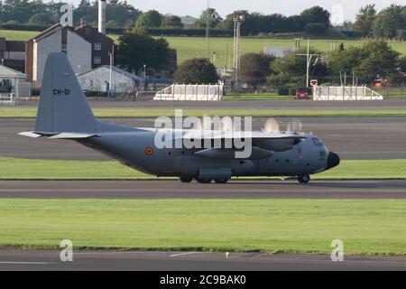 CH-01, eine Lockheed C-130H Hercules, die von der belgischen Luftwaffe betrieben wird, kurz nach der Landung auf dem Flughafen Prestwick in Ayrshire, Schottland. Stockfoto